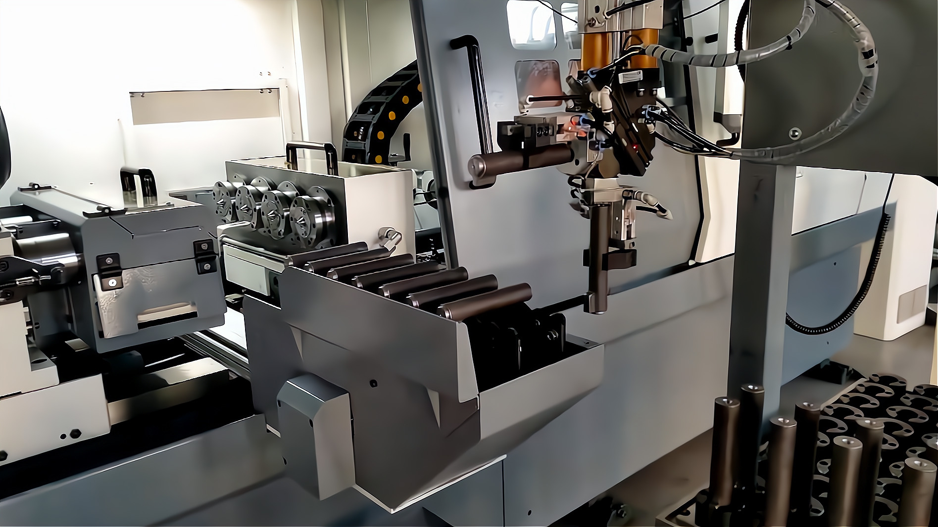 ZK2115×4B/500A 深孔鉆床配置桁架機(jī)械手，加工手槍槍管單機(jī)自動化