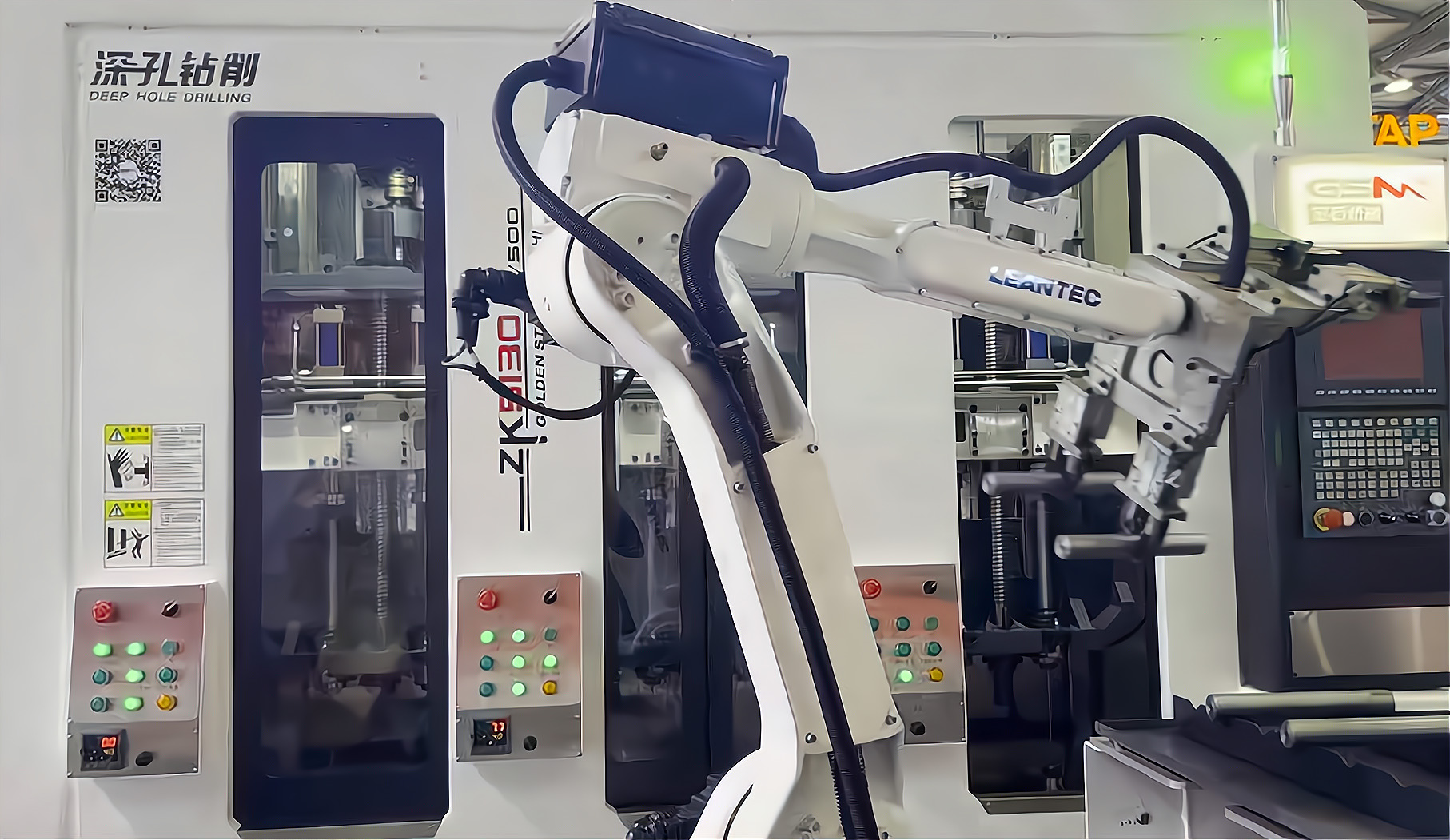 ZK5120×6/500 倒立六軸深孔鉆床配置六軸機(jī)器人，加工新能源電機(jī)軸單機(jī)自動化